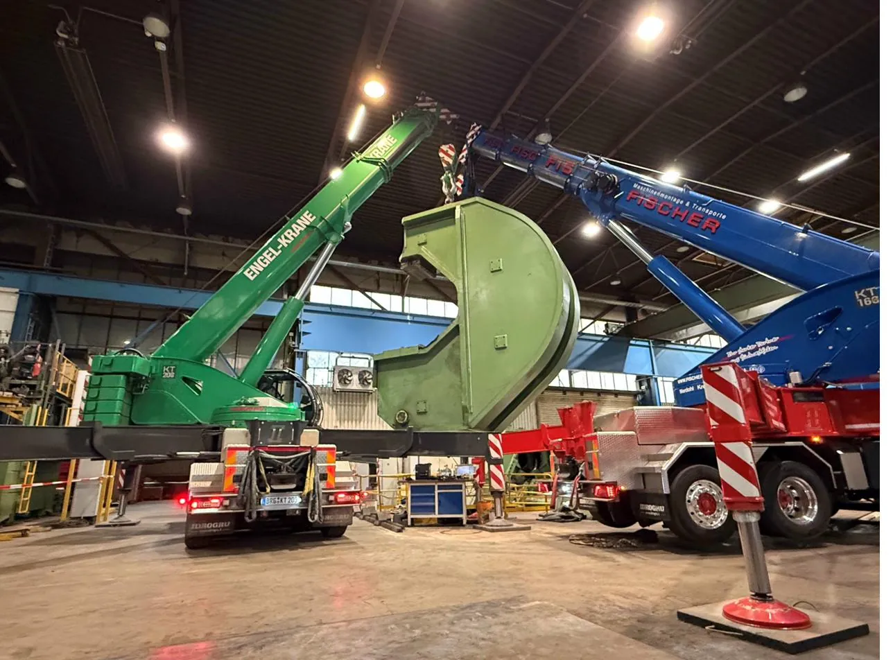 Tandem-Einsatz KT200 und KT163 in Industriehalle